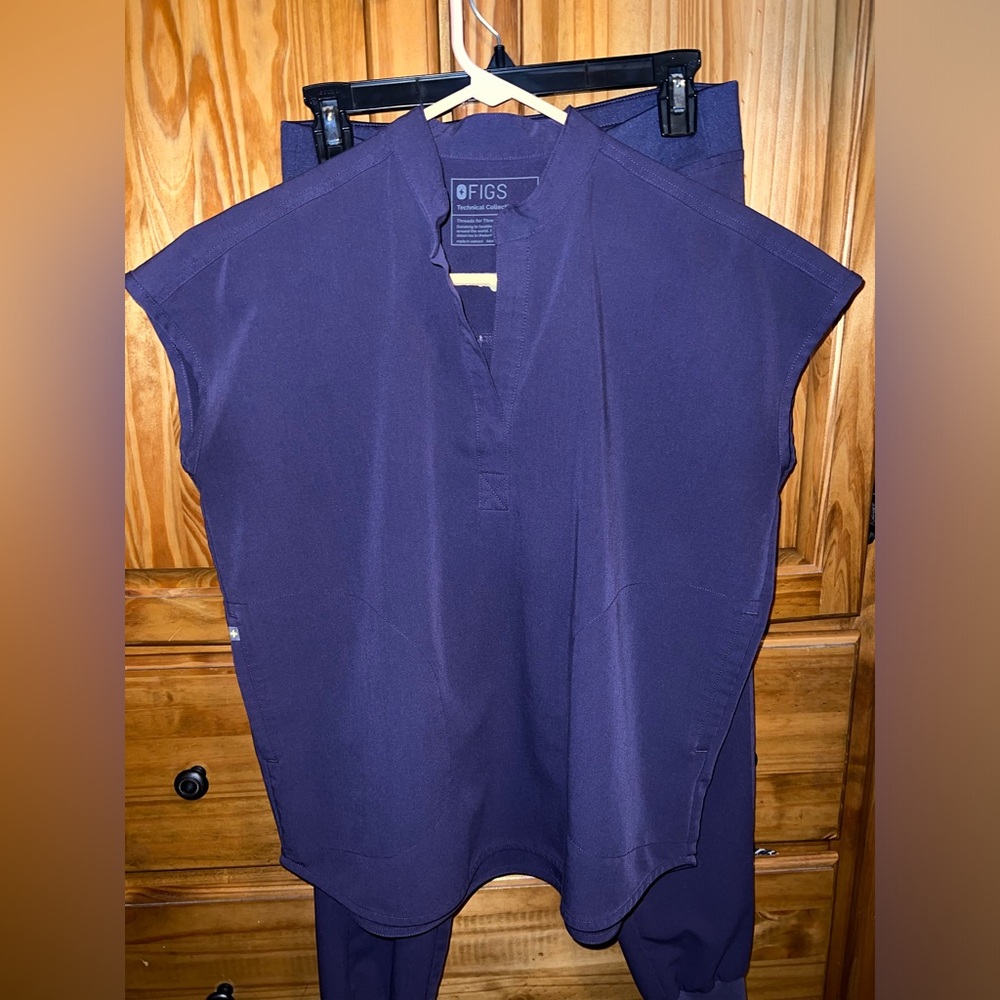 women’s FIGS scrub set